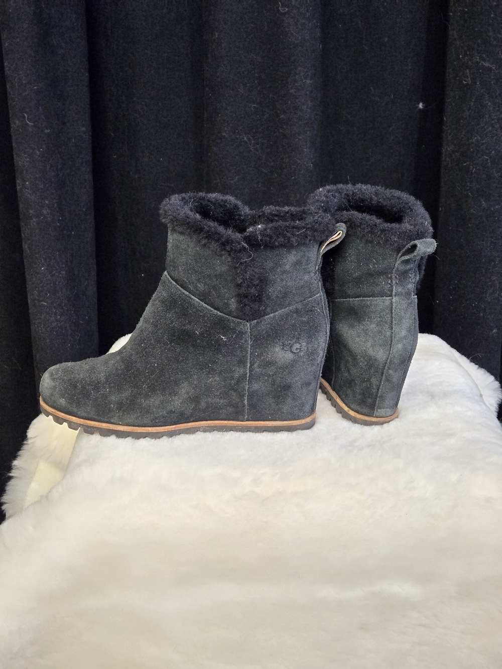 UGG Kristin Wedge Boots Size 9 Black Worn Twice - Picture 2 of 7